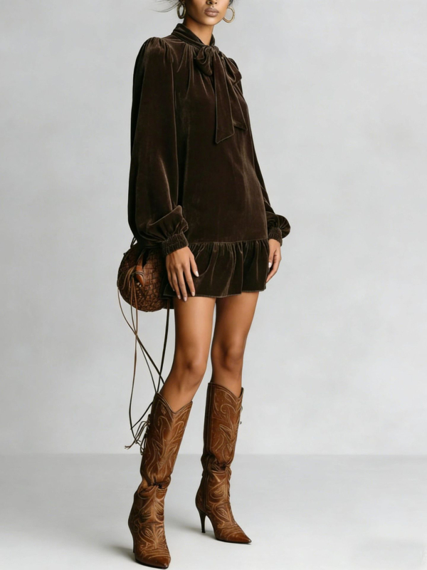 Egyszínű bársonyruha lámpásujjúval, nyakba kötő masnival, esernyőszoknyás, midi hosszúságú