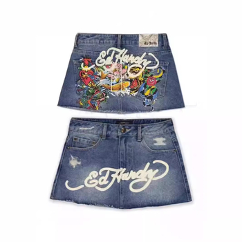 Magas derekú denim mini szoknya Y2K stílusban, street trend, domborított mintázat, karakterek motívum, 95% pamut, mikro elasztikusság