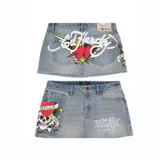 Magas derekú denim mini szoknya Y2K stílusban, street trend, domborított mintázat, karakterek motívum, 95% pamut, mikro elasztikusság