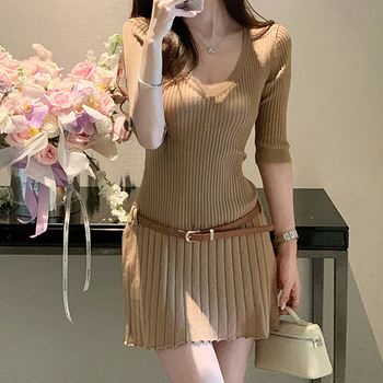 Női kötött ruha V-nyakú, magas derekú, A-vonalú szabás, rövid ujjú (poliészter; V-nyak; magas derekú; A-vonal; rövid ujjú)