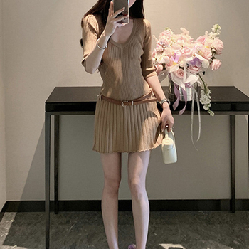 Női kötött ruha V-nyakú, magas derekú, A-vonalú szabás, rövid ujjú (poliészter; V-nyak; magas derekú; A-vonal; rövid ujjú)