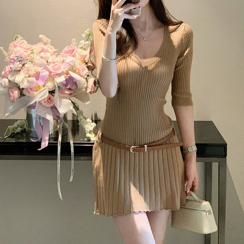 Női kötött ruha V-nyakú, magas derekú, A-vonalú szabás, rövid ujjú (poliészter; V-nyak; magas derekú; A-vonal; rövid ujjú)