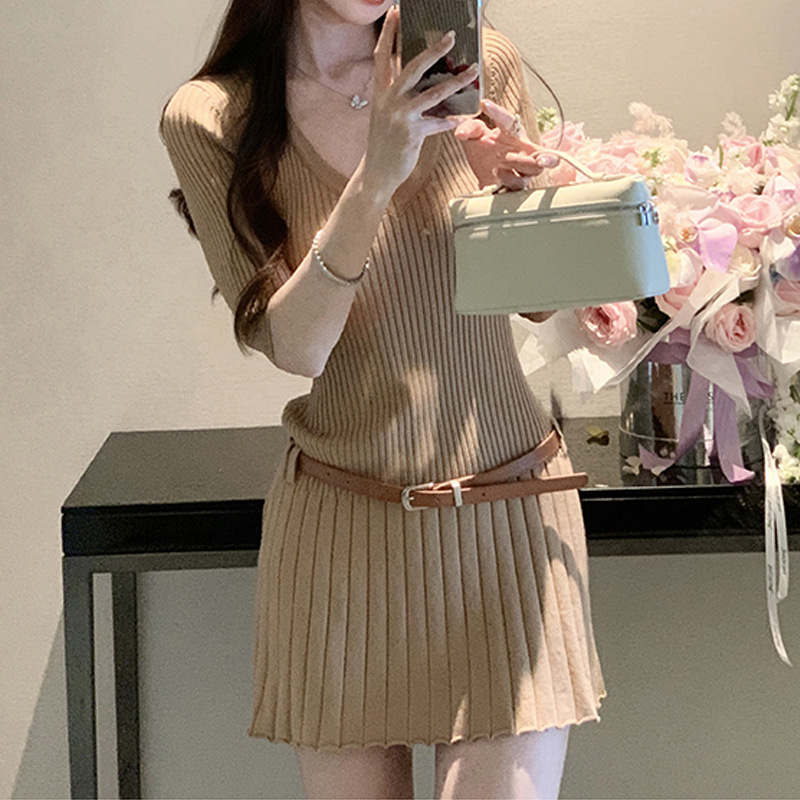 Női kötött ruha V-nyakú, magas derekú, A-vonalú szabás, rövid ujjú (poliészter; V-nyak; magas derekú; A-vonal; rövid ujjú)