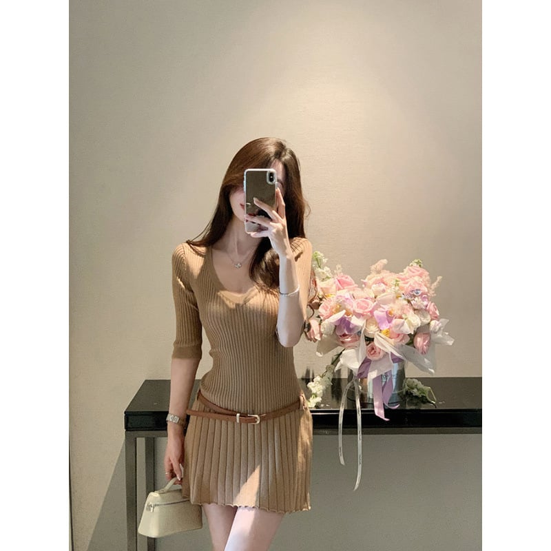 Női kötött ruha V-nyakú, magas derekú, A-vonalú szabás, rövid ujjú (poliészter; V-nyak; magas derekú; A-vonal; rövid ujjú)