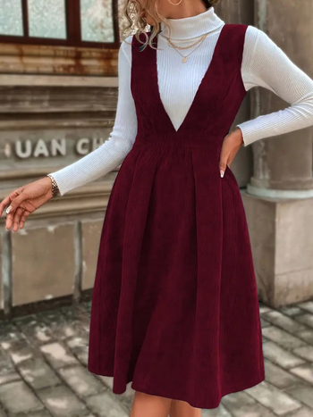 Poliészter anyagú közép hosszúságú ruha, magas derékkal és V-nyakú kivágással
