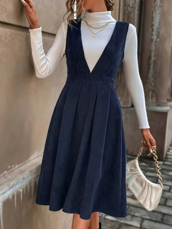 Poliészter anyagú közép hosszúságú ruha, magas derékkal és V-nyakú kivágással
