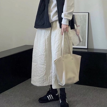 Gyűrt textúrájú szoknya kordbársony anyagból, középmagas hossz, poliészter 30-50% tartalom, tél 2024 (Gyűrt textúra; kordbársony anyag; középmagas hossz; Poliészter 30-50% tartalom; tél 2024)