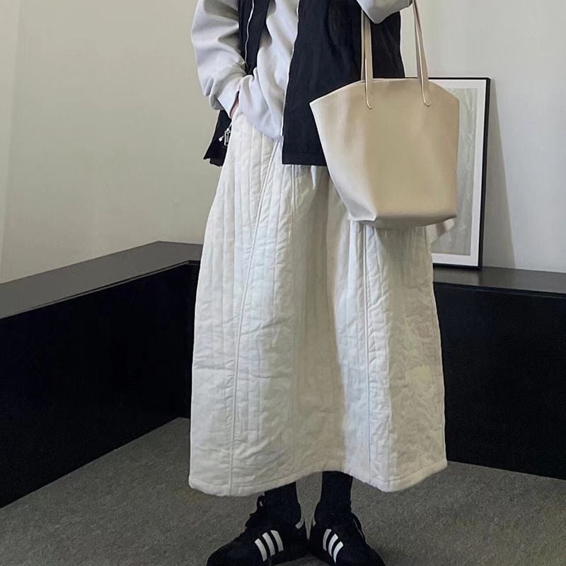 Gyűrt textúrájú szoknya kordbársony anyagból, középmagas hossz, poliészter 30-50% tartalom, tél 2024 (Gyűrt textúra; kordbársony anyag; középmagas hossz; Poliészter 30-50% tartalom; tél 2024)