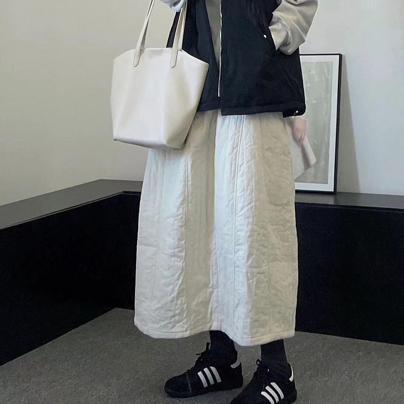 Gyűrt textúrájú szoknya kordbársony anyagból, középmagas hossz, poliészter 30-50% tartalom, tél 2024 (Gyűrt textúra; kordbársony anyag; középmagas hossz; Poliészter 30-50% tartalom; tél 2024)