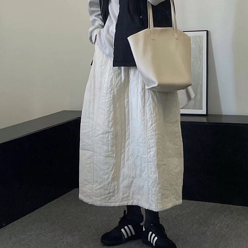 Gyűrt textúrájú szoknya kordbársony anyagból, középmagas hossz, poliészter 30-50% tartalom, tél 2024 (Gyűrt textúra; kordbársony anyag; középmagas hossz; Poliészter 30-50% tartalom; tél 2024)