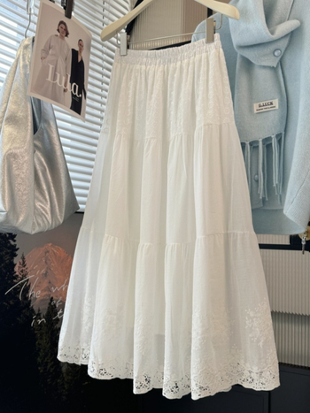 Fustă jacquard brodată, plisată, talie înaltă, croială de tip A – toamnă 2025