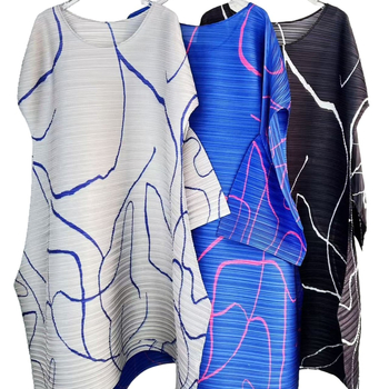 Geometriai mintázatú pliszírozott ruha közepes hosszúságú, hosszú ujjú, poliészter anyag (Poliészter; Geometriai mintázat; Pliszírozott ruha; Közepes hosszúságú; Hosszú ujjú)