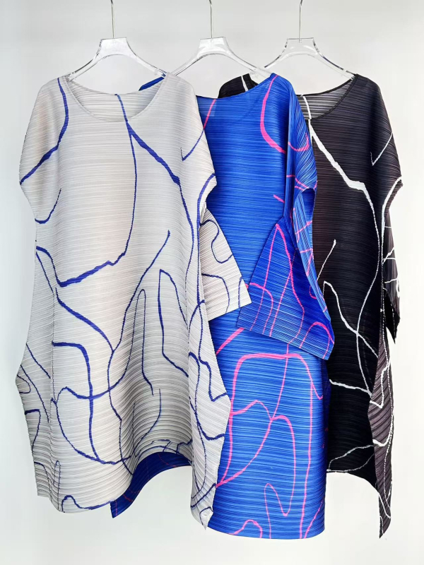 Geometriai mintázatú pliszírozott ruha közepes hosszúságú, hosszú ujjú, poliészter anyag (Poliészter; Geometriai mintázat; Pliszírozott ruha; Közepes hosszúságú; Hosszú ujjú)