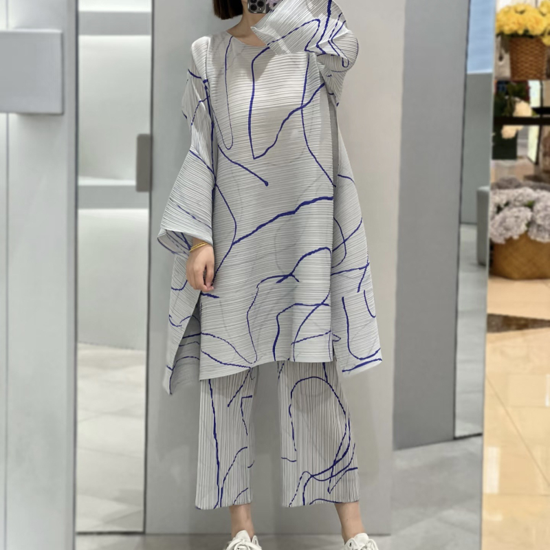 Geometriai mintázatú pliszírozott ruha közepes hosszúságú, hosszú ujjú, poliészter anyag (Poliészter; Geometriai mintázat; Pliszírozott ruha; Közepes hosszúságú; Hosszú ujjú)