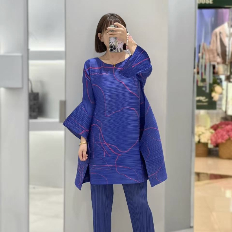 Geometriai mintázatú pliszírozott ruha közepes hosszúságú, hosszú ujjú, poliészter anyag (Poliészter; Geometriai mintázat; Pliszírozott ruha; Közepes hosszúságú; Hosszú ujjú)