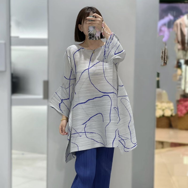 Geometriai mintázatú pliszírozott ruha közepes hosszúságú, hosszú ujjú, poliészter anyag (Poliészter; Geometriai mintázat; Pliszírozott ruha; Közepes hosszúságú; Hosszú ujjú)