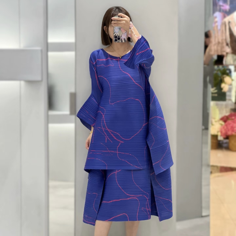 Geometriai mintázatú pliszírozott ruha közepes hosszúságú, hosszú ujjú, poliészter anyag (Poliészter; Geometriai mintázat; Pliszírozott ruha; Közepes hosszúságú; Hosszú ujjú)