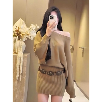 Aszimmetrikus női kötött ruha hosszú ujjú – karcsúsított fazon övvel, őszi-téli megjelenés; Anyag: juhgyapjú; Mintázat: egyszínű; V-nyak; Hosszú ujjak