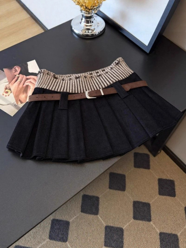 Korduroy mini suknja s plisiranjem, pleteni paneli i kaiš – inspirirano anime, jesen 2025