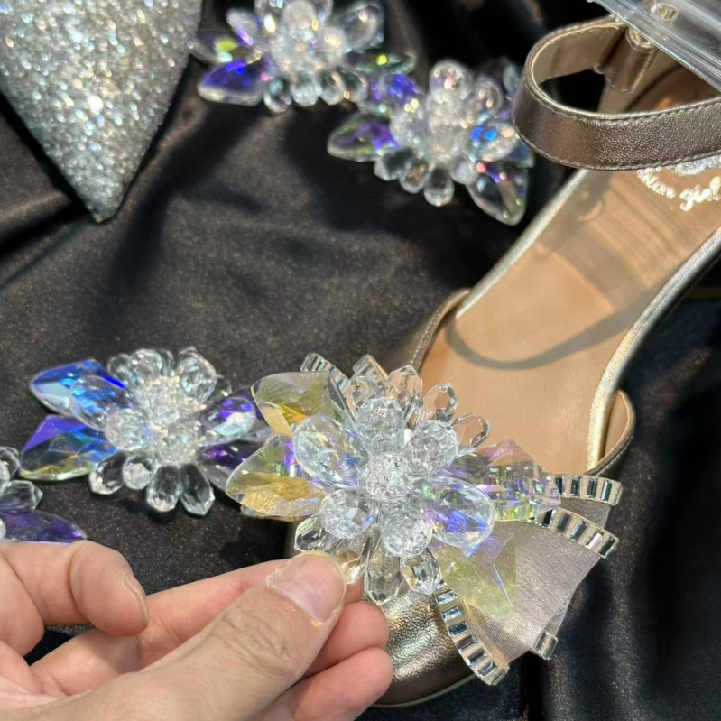 Kristalni cvjetni ukras za cipele s perlama — Model 100118; pogodan za sandale; Brend: Brightness Jewelry; Sezone: ljeto, proljeće, jesen