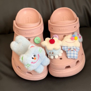 Dodatci za obuće u Crocs stilu: pliš mačak, privjesak s motivom sladolednog kolača i motiva trešnjinog kolača; pogodna za sandale i papuče
