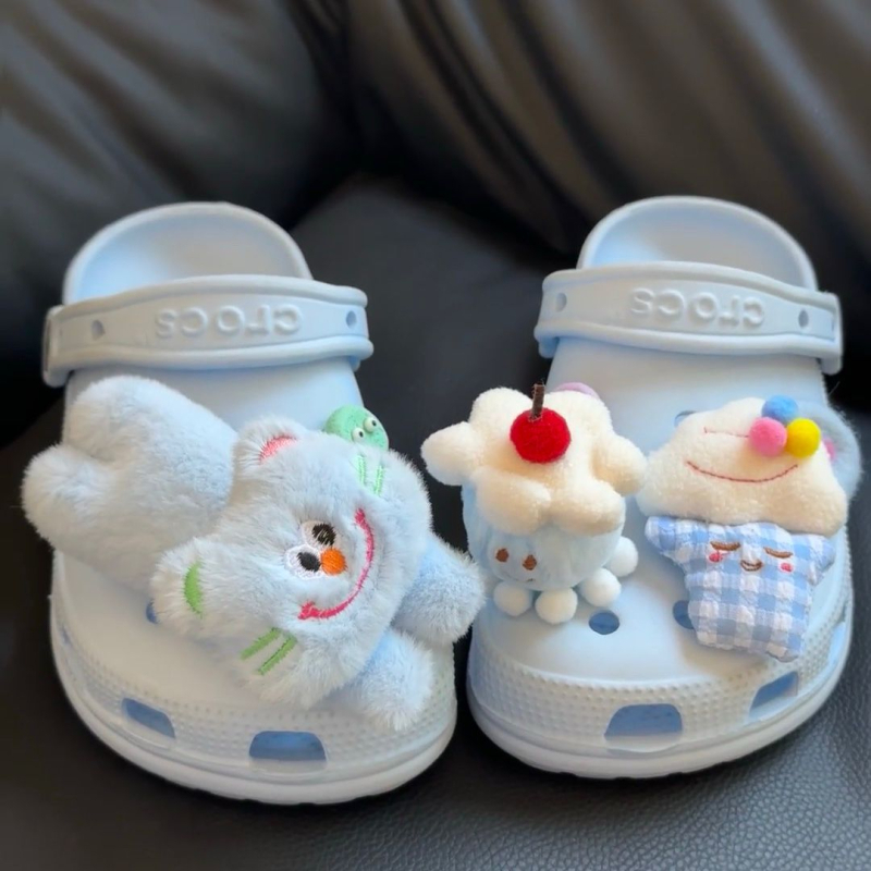 Dodatci za obuće u Crocs stilu: pliš mačak, privjesak s motivom sladolednog kolača i motiva trešnjinog kolača; pogodna za sandale i papuče