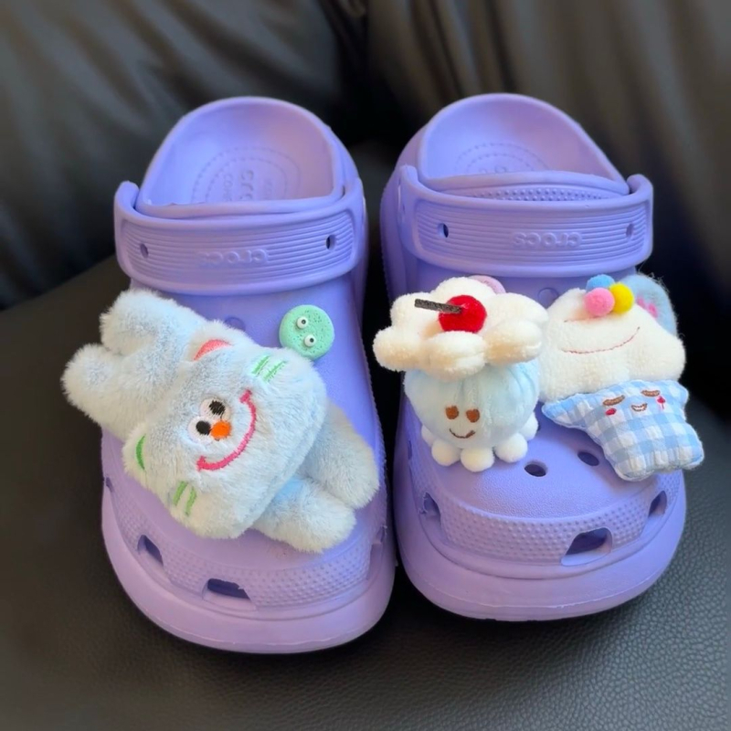 Dodatci za obuće u Crocs stilu: pliš mačak, privjesak s motivom sladolednog kolača i motiva trešnjinog kolača; pogodna za sandale i papuče