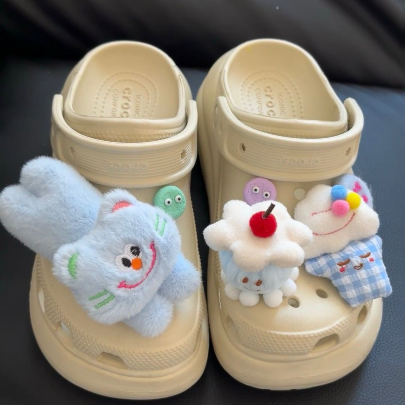 Dodatci za obuće u Crocs stilu: pliš mačak, privjesak s motivom sladolednog kolača i motiva trešnjinog kolača; pogodna za sandale i papuče