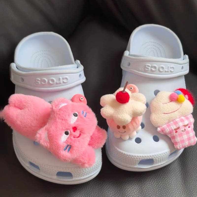 Dodatci za obuće u Crocs stilu: pliš mačak, privjesak s motivom sladolednog kolača i motiva trešnjinog kolača; pogodna za sandale i papuče