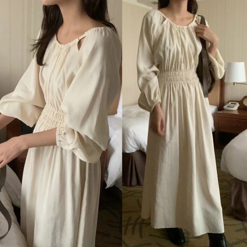 Haljina od poliestera, plisirane detalje, okrugli izrez, elastični struk, rukavi lampastog tipa, oversize duga suknja