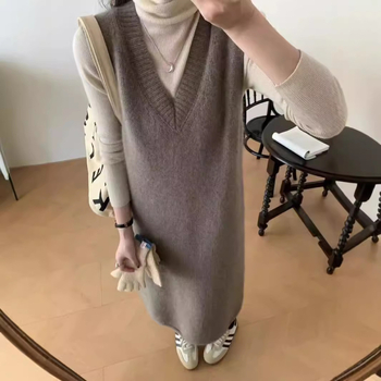 V-nyakú ujjatlan kötött ruha, midi hosszú, nylon keverék