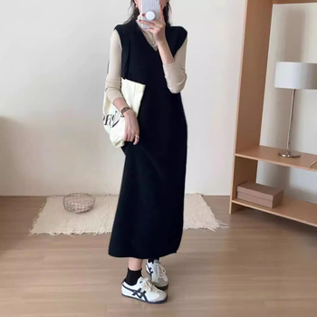 V-nyakú ujjatlan kötött ruha, midi hosszú, nylon keverék