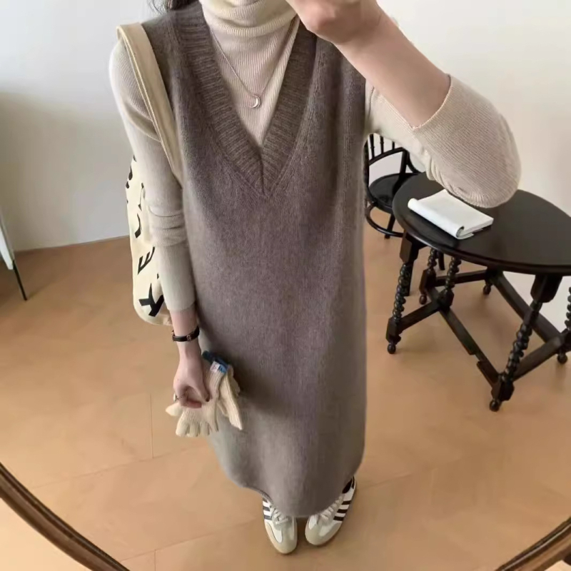 V-nyakú ujjatlan kötött ruha, midi hosszú, nylon keverék