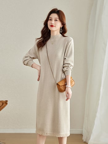 Gyapjúkeverék kötött ruha félmagas gallérral, hosszú ujjú, A-vonalú, középméretű hosszúságú, lazán szabott derék