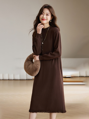 Gyapjúkeverék kötött ruha félmagas gallérral, hosszú ujjú, A-vonalú, középméretű hosszúságú, lazán szabott derék