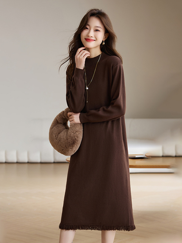 Gyapjúkeverék kötött ruha félmagas gallérral, hosszú ujjú, A-vonalú, középméretű hosszúságú, lazán szabott derék