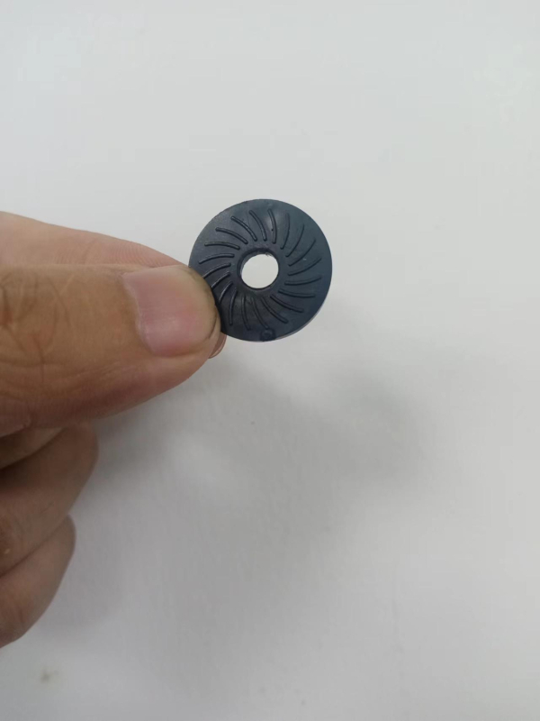 Dodatna oprema za tijelo fotoaparata: vijci od aluminijske legure za remen, bazni vijak i sigurnosni vijci sa sigurnosnim spojnim prstenom (Materijal: aluminijska legura; Nosivost: do 2 kg; Težina: 0,15 kg)