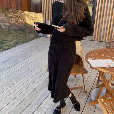 Pleteni dvodjelni set haljine s trakama; pulover; off-shoulder; batwing dugi rukavi; visokim strukom; midi duljina; materijal acetat i viskoza