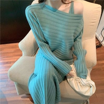 Pleteni dvodjelni set haljine s trakama; pulover; off-shoulder; batwing dugi rukavi; visokim strukom; midi duljina; materijal acetat i viskoza
