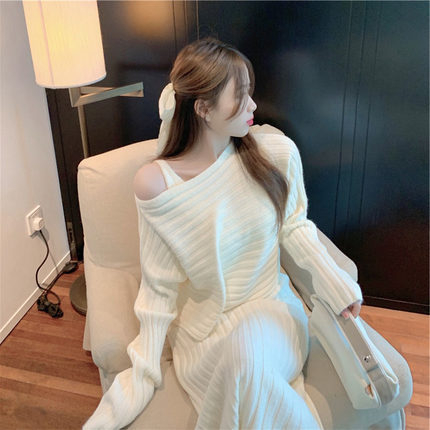 Pleteni dvodjelni set haljine s trakama; pulover; off-shoulder; batwing dugi rukavi; visokim strukom; midi duljina; materijal acetat i viskoza