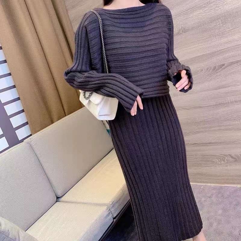Pleteni dvodjelni set haljine s trakama; pulover; off-shoulder; batwing dugi rukavi; visokim strukom; midi duljina; materijal acetat i viskoza