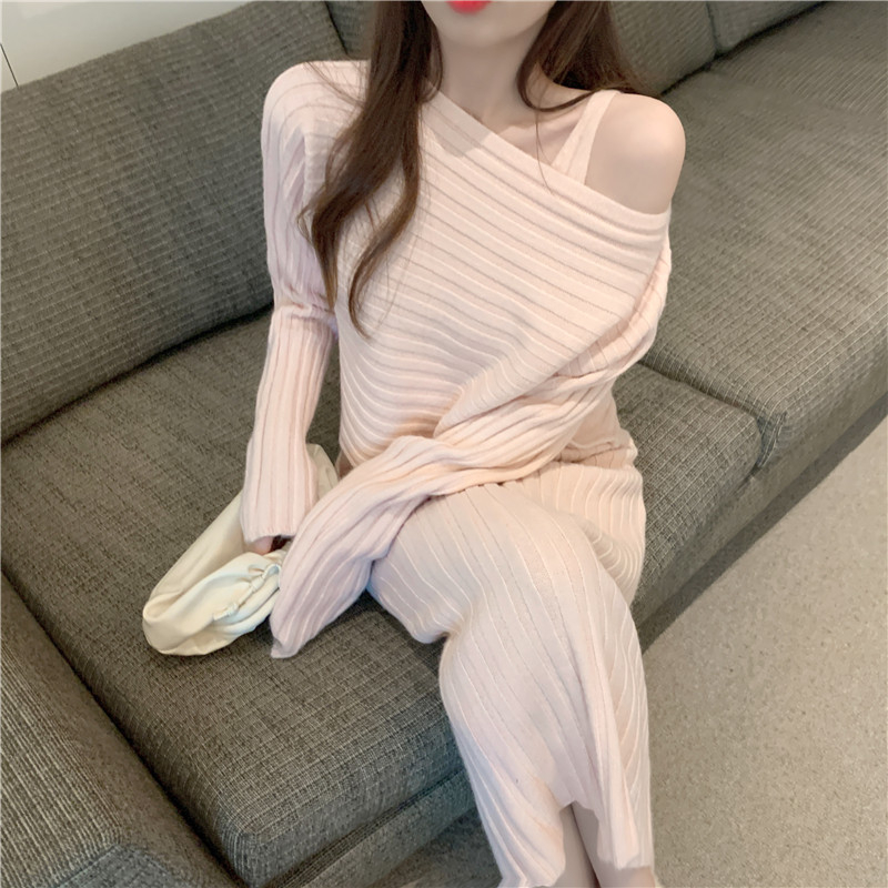 Pleteni dvodjelni set haljine s trakama; pulover; off-shoulder; batwing dugi rukavi; visokim strukom; midi duljina; materijal acetat i viskoza