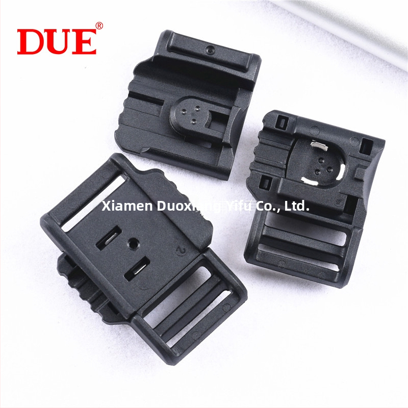 More than art DUE Plastová magnetická spona na prilby a batohy - Jar 2024, doplnky k batožine