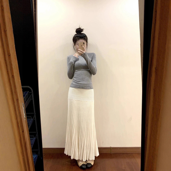 Kötött poliészterből készült pliszírozott hosszú szoknya, 80-90% poliészter tartalom, 2025-ös őszi-téli szezon