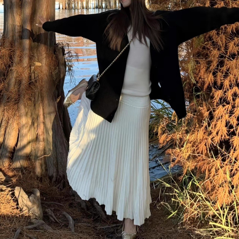 Kötött poliészterből készült pliszírozott hosszú szoknya, 80-90% poliészter tartalom, 2025-ös őszi-téli szezon