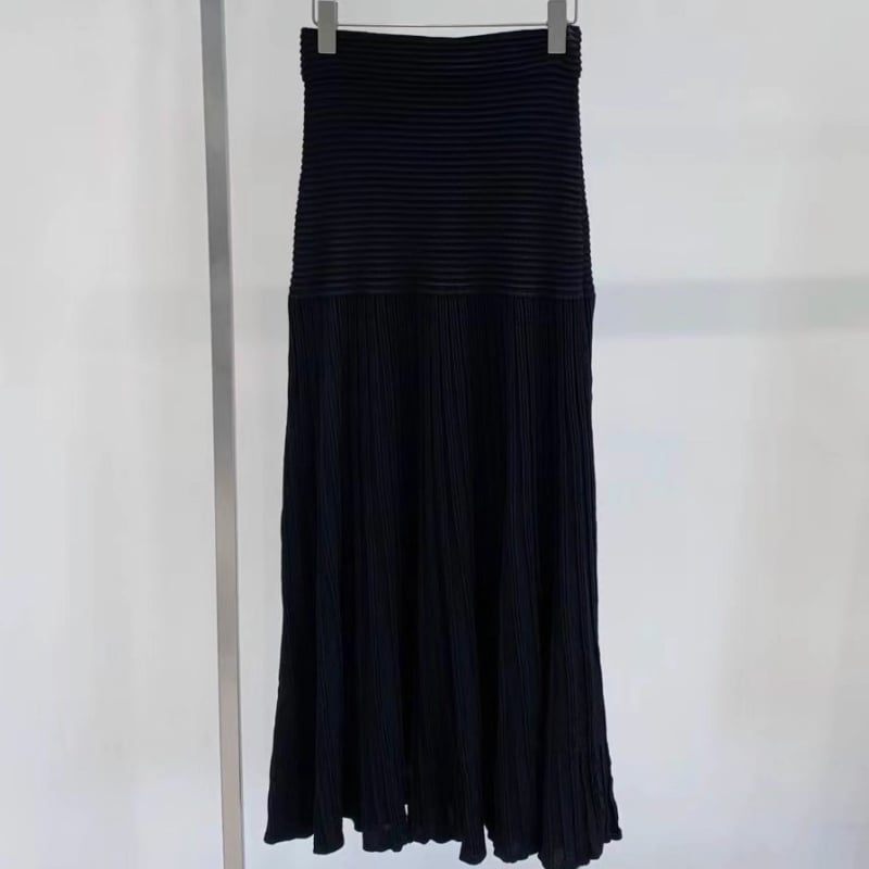 Kötött poliészterből készült pliszírozott hosszú szoknya, 80-90% poliészter tartalom, 2025-ös őszi-téli szezon