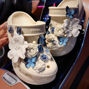 Set dodataka za obuće za klompe s cvjetnim kopčama – originalni dizajn (Šifra proizvoda: bouquet of blue butterflies; Model: Sets; Vrsta obuće: Drugo; Oblik: Sets; Sezone: Ljeto, Zima, Proljeće, Jesen)