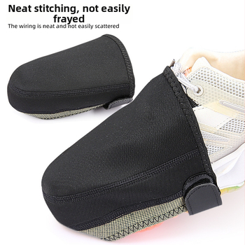 Kültéri kerékpáros cipővédők – lyukasztott alj, elasztikus állítható felső rész, szélvédő és meleg védelem, önzáró kialakítás; Anyagok: Lycra, SBR, poliészter, szilikon, Velcro, bőr; Modell: Kettő; Minden évszakra