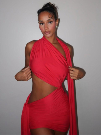 Rugalmas poliészter anyagú ruha, patchwork dizájn, ujjatlan, fél-turtleneck gallér, karcsú szabás.