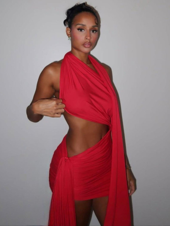 Rugalmas poliészter anyagú ruha, patchwork dizájn, ujjatlan, fél-turtleneck gallér, karcsú szabás.